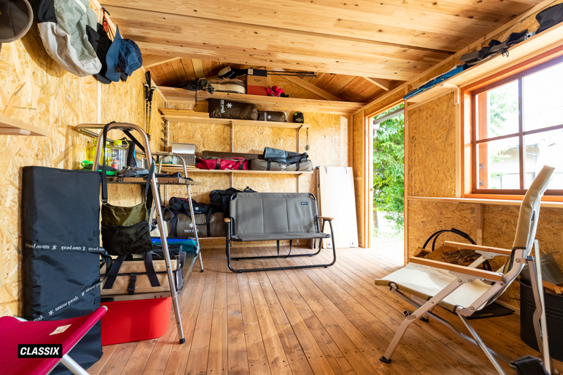 趣味のキャンプ道具に囲まれた道具小屋