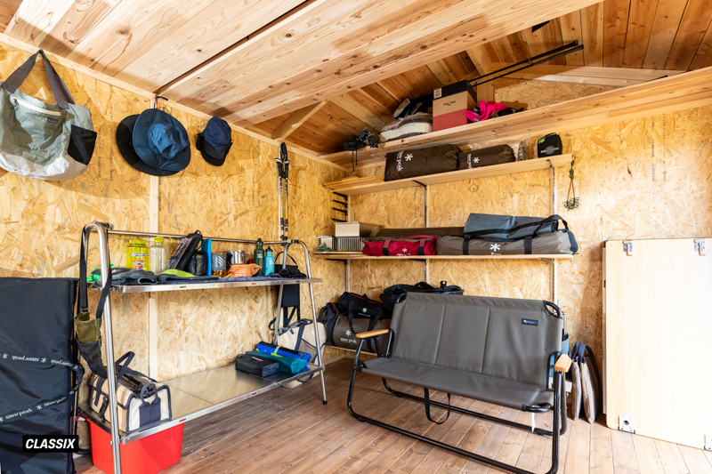 趣味のキャンプ道具に囲まれた道具小屋