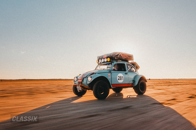 2013年にドイツの厳しい車検制度をクリアし、公道走行可能な
車両として登録されたヨハネス・クルーグの愛車。このクルマは「BAJA1000」にインスパイアされたものであり、車体には「ガルフ・リバリー」と呼ばれる象徴的なデザインが施されている。