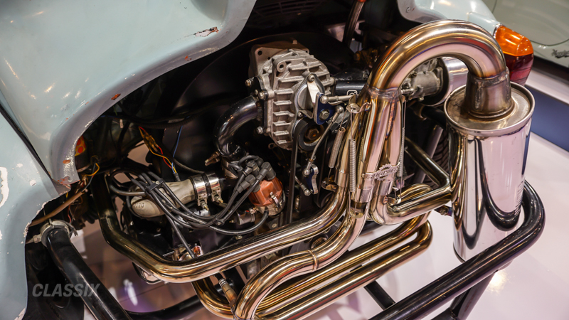 エンジンは1.6ℓの空冷水平対向4気筒エンジンをベースに、プログラム可能な点火システムとスーパーチャージャーを搭載。過給圧にもよるが、最大で100馬力を発揮する。